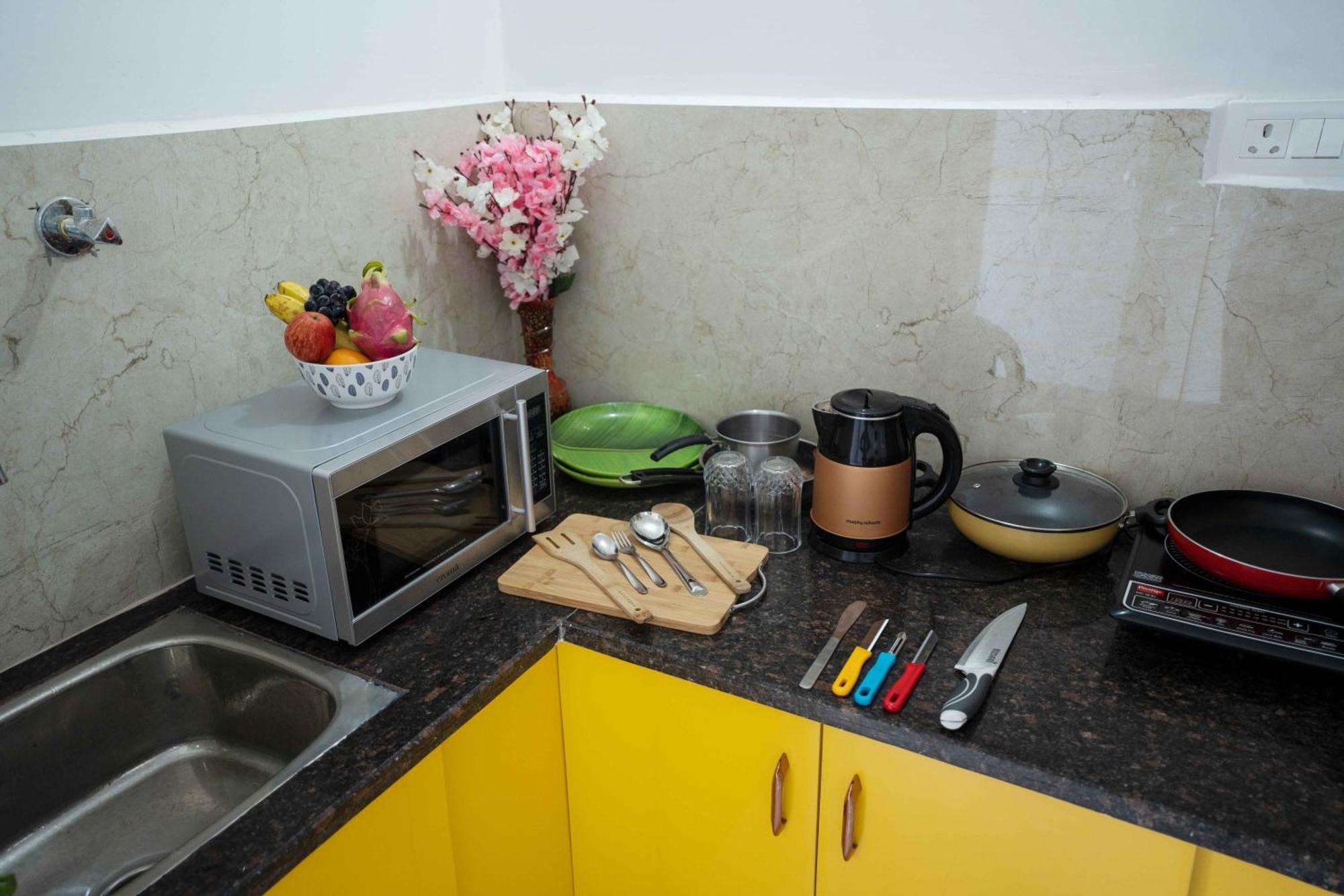 Yellow Bells Studios And Suites Gachibowli Экстерьер фото